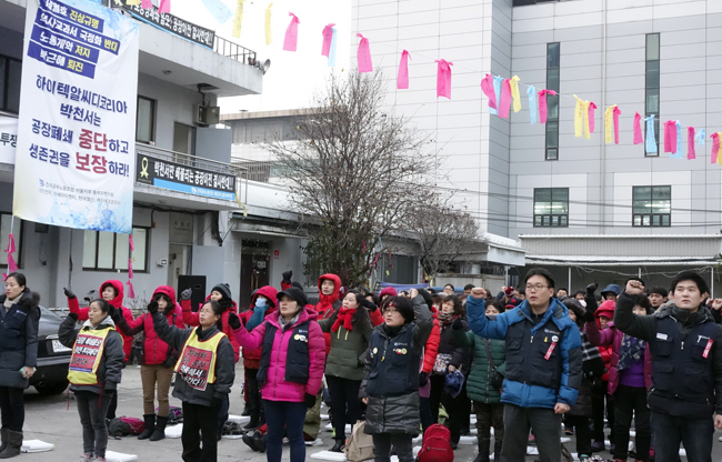 ▲ 12월29일 하이텍알씨디코리아분회 투쟁 승리를 위한 서울지부 결의대회에 모인 조합원들이 임을 위한 행진곡을 부르며 민중의례를 하고 있다. 강정주